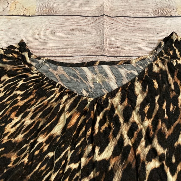 Jennifer Lopez Leopard Print Top - Picture 3 of 5
